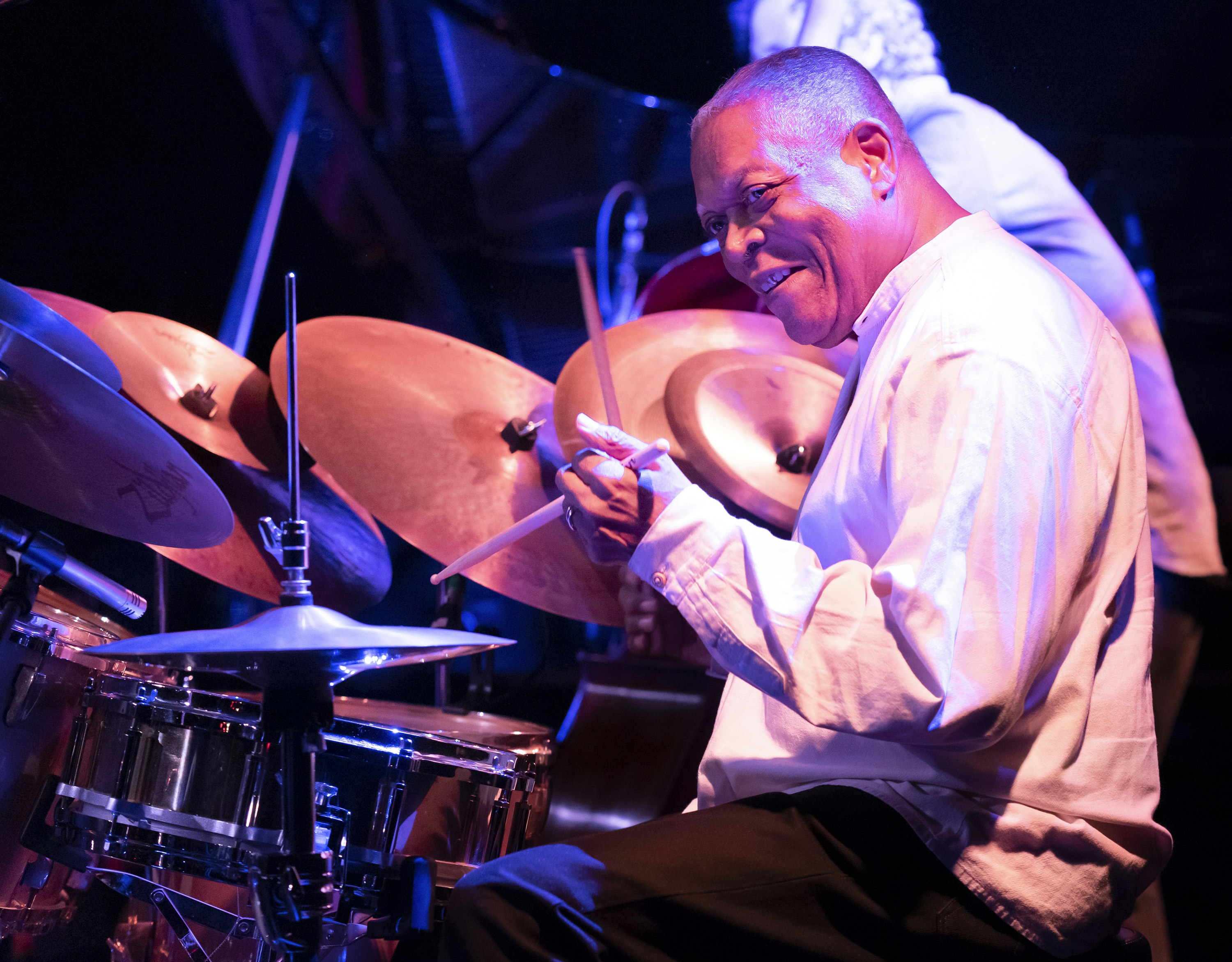 Jazzmusikern Billy Hart spelar trummor under ett framträdande under en Winter JazzFest i New York City.