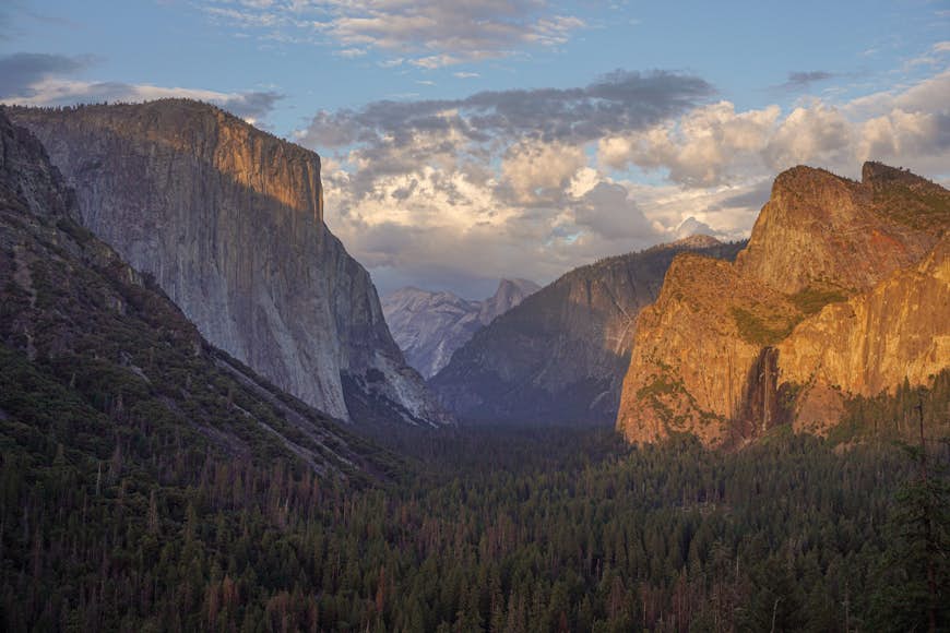 Den berömda Tunnel View genom granit topparna i Yosemite;  hur man fotograferar Yosemite som Ansel Adams