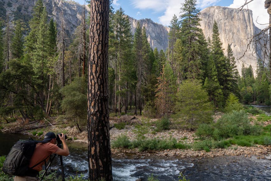 En man tar ett foto av El Capitan;  Hur man fotograferar Yosemite som Ansel Adams