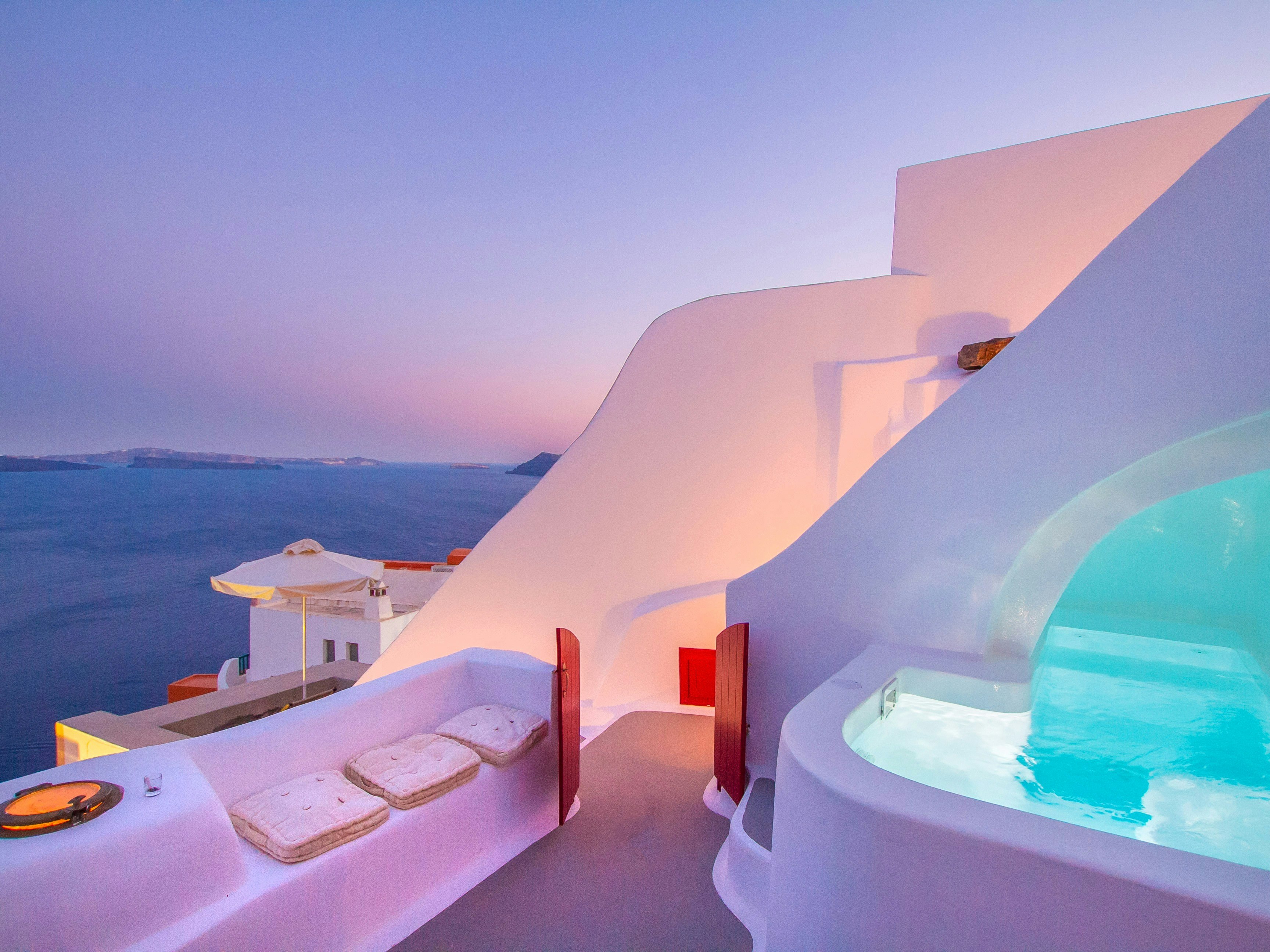 A picture of the house in Santorini with its typical white colour
