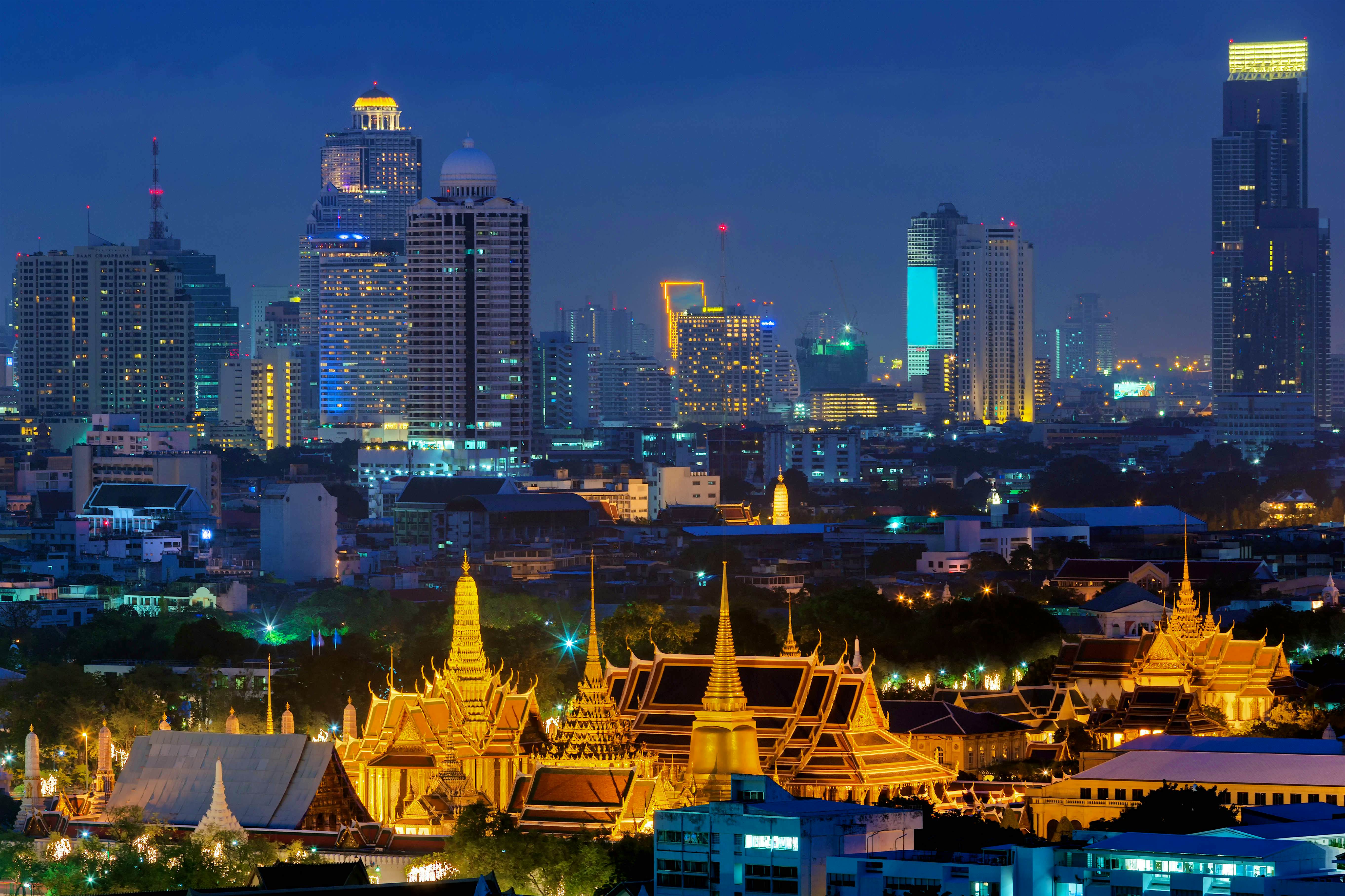 Una imagen del palacio de Bangkok iluminada por la noche.