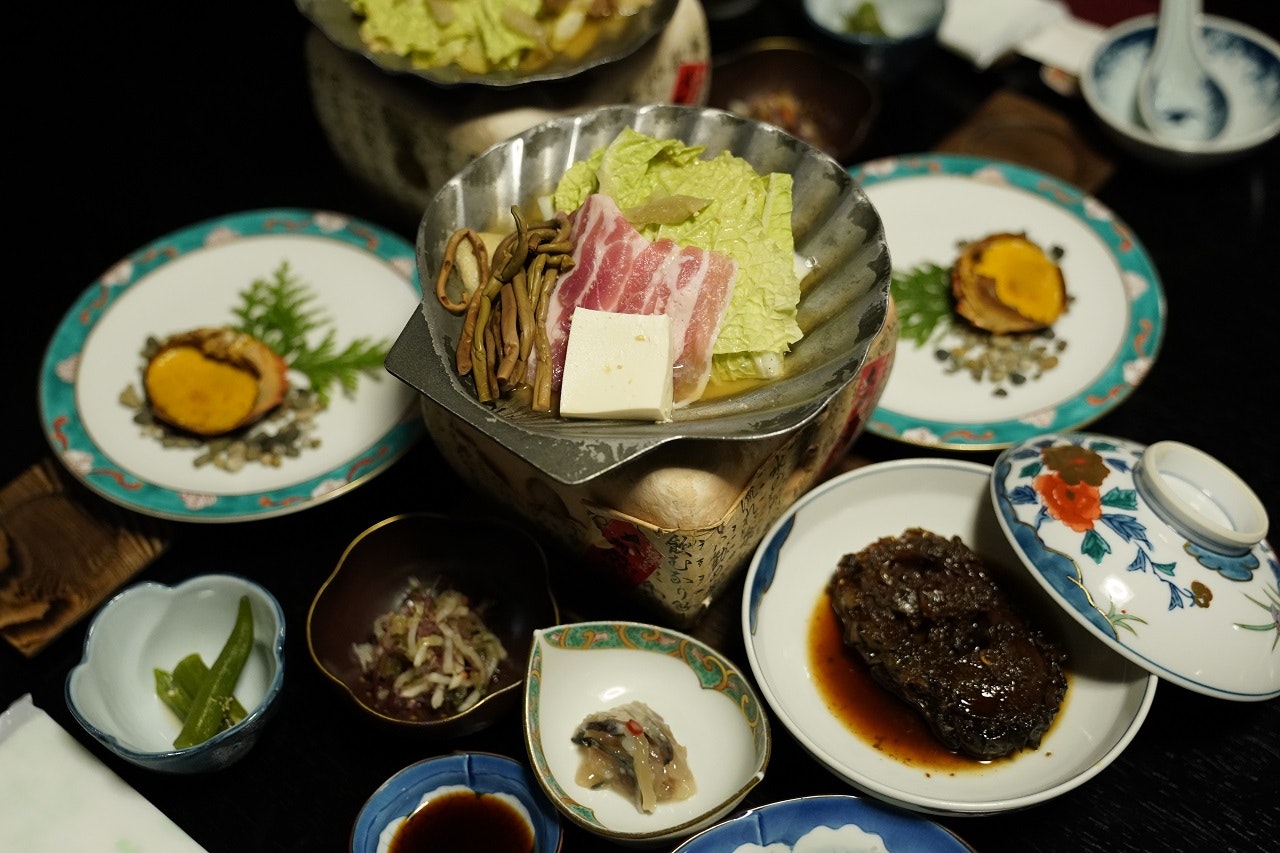 Ett urval av mat över bordet i ryokan Shōhōen