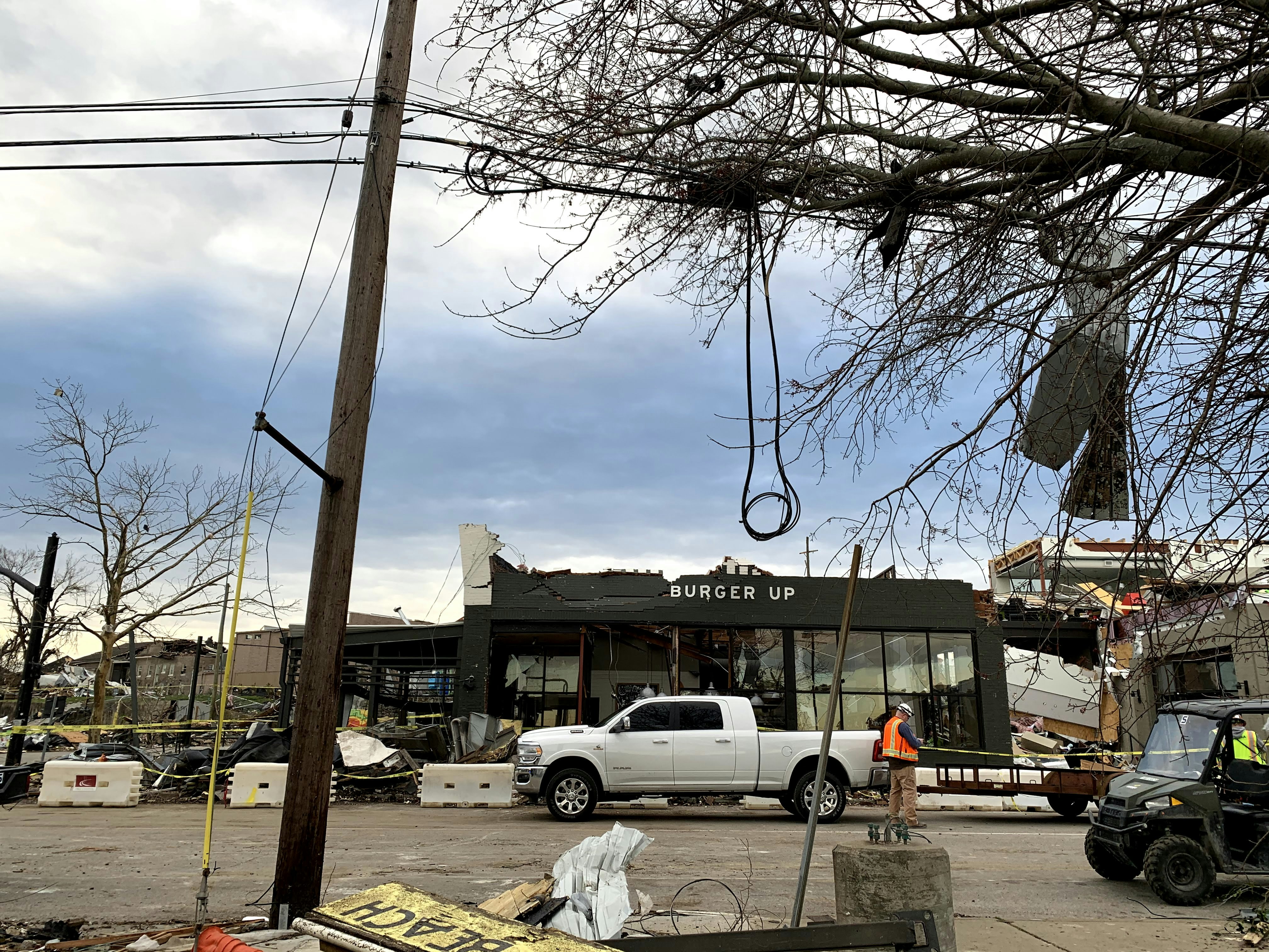 Burger Up-restaurangens trasiga exteriör visar fortfarande skylten på den svarta fasaden omgiven av byggnader som revs av en tornado i början av mars som gick genom östra Nashville
