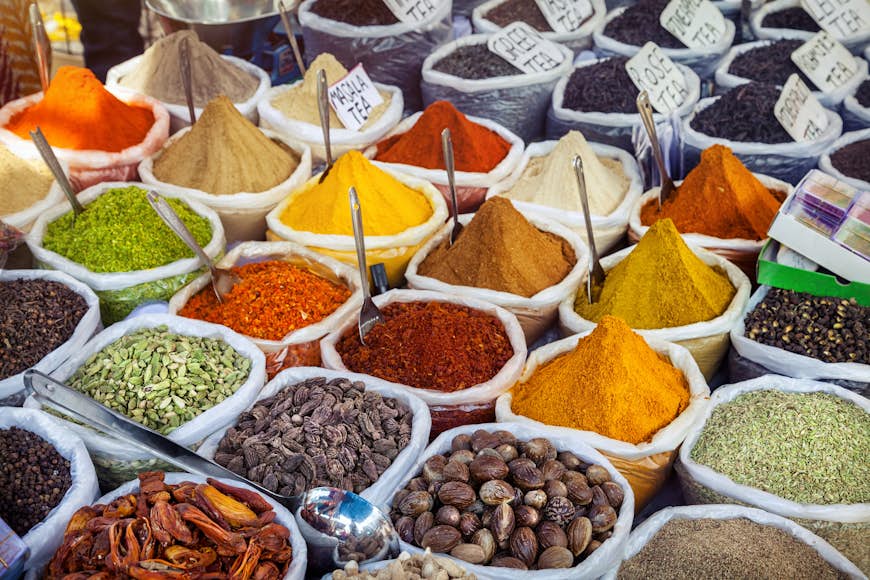 Högar av färgglada kryddor på en marknad