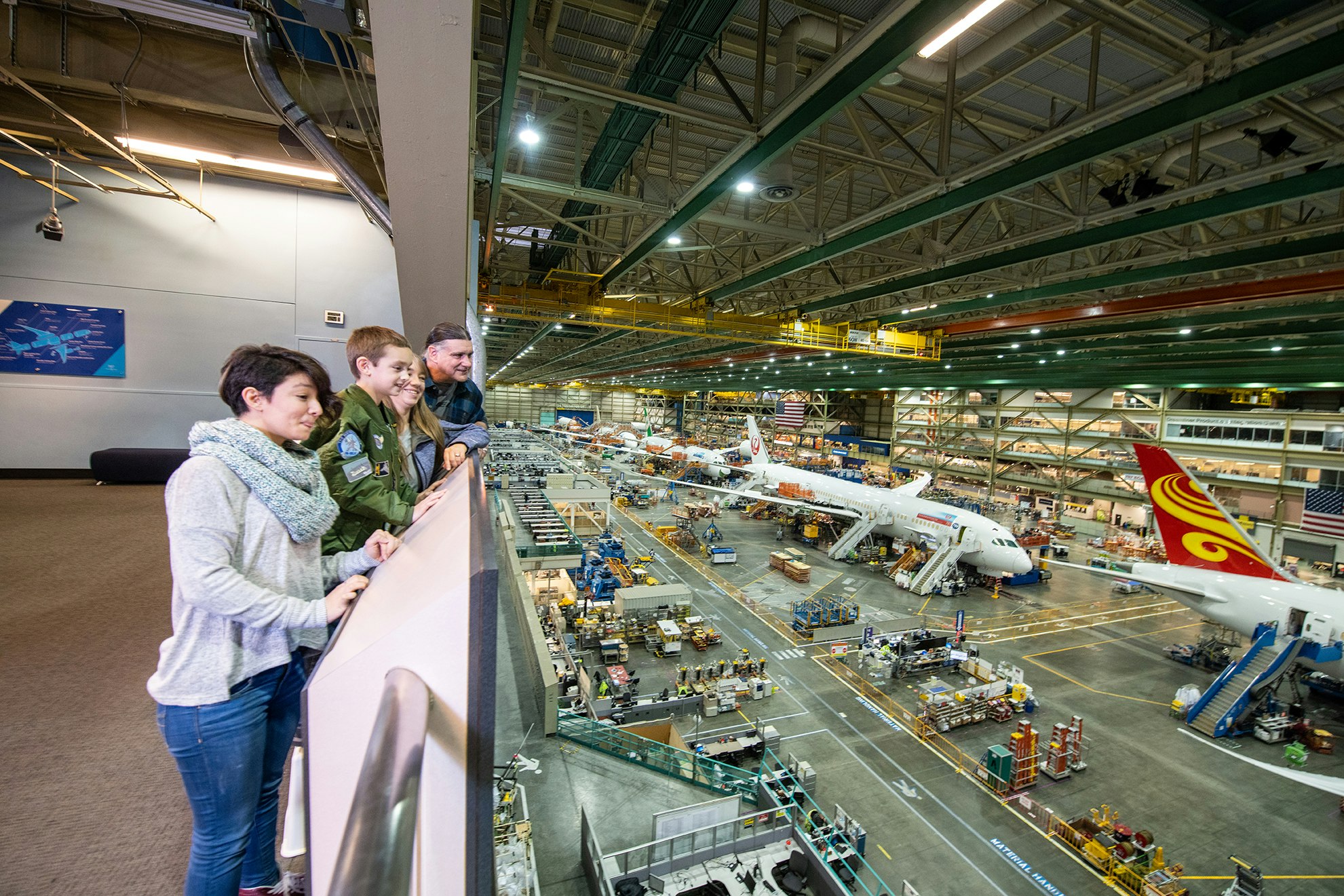 En familj undersöker Boeing-fabriken, där stora flygplan tillverkas