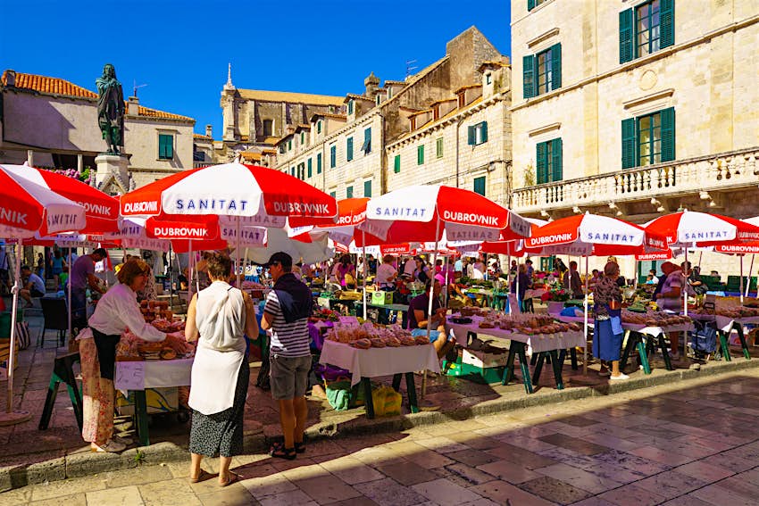 grad market_0.jpg Crowded market stalls with red and white umbrellas in handsome Gunduliceva Poljana square.