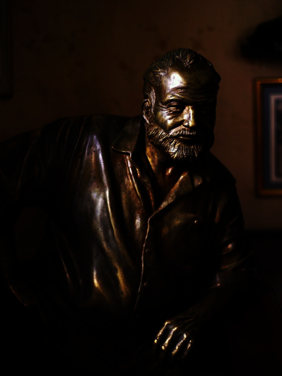 A statue of Hemingway leaning against the bar as if ordering another drink