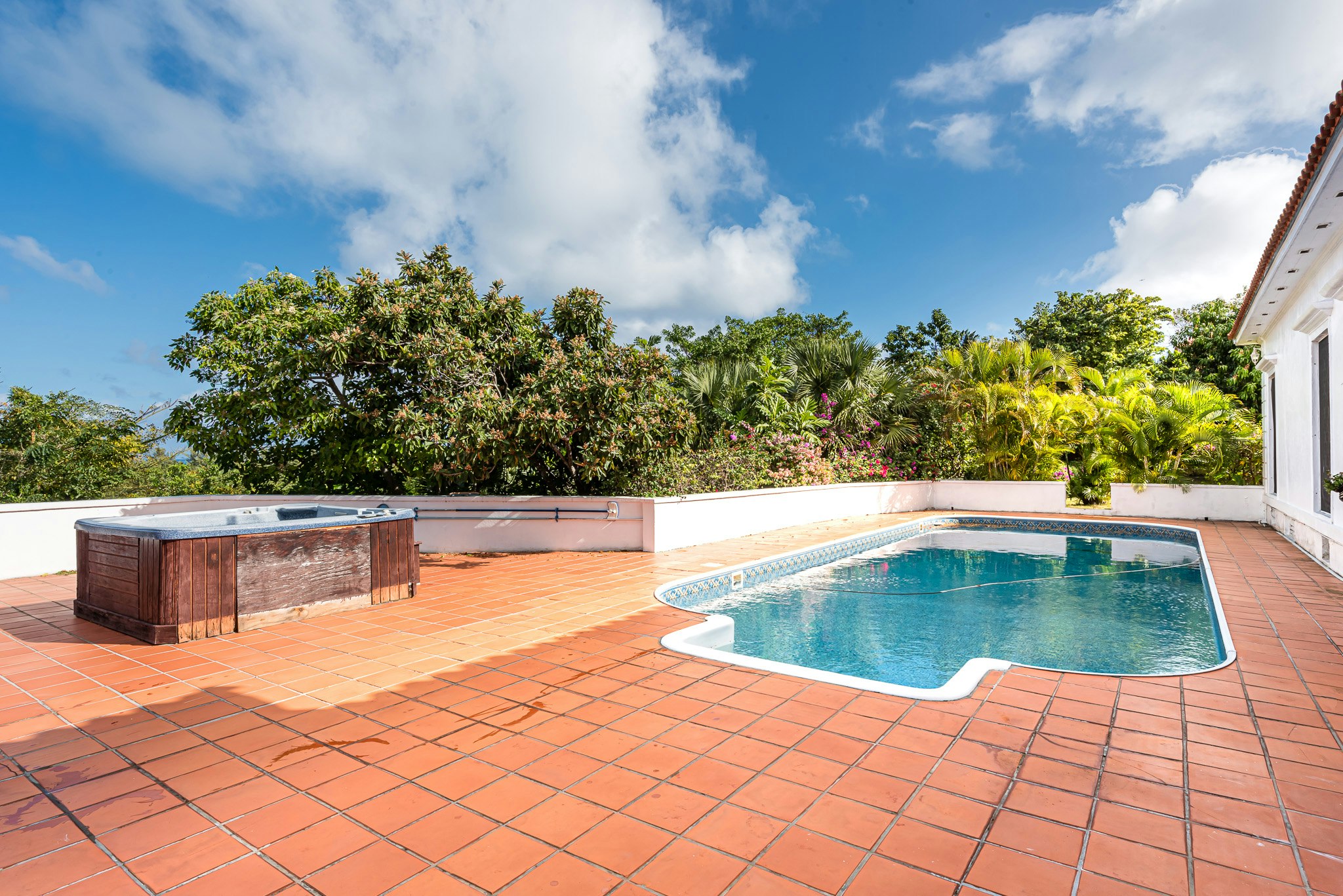 A picture of the house's outside pool and jacuzzi