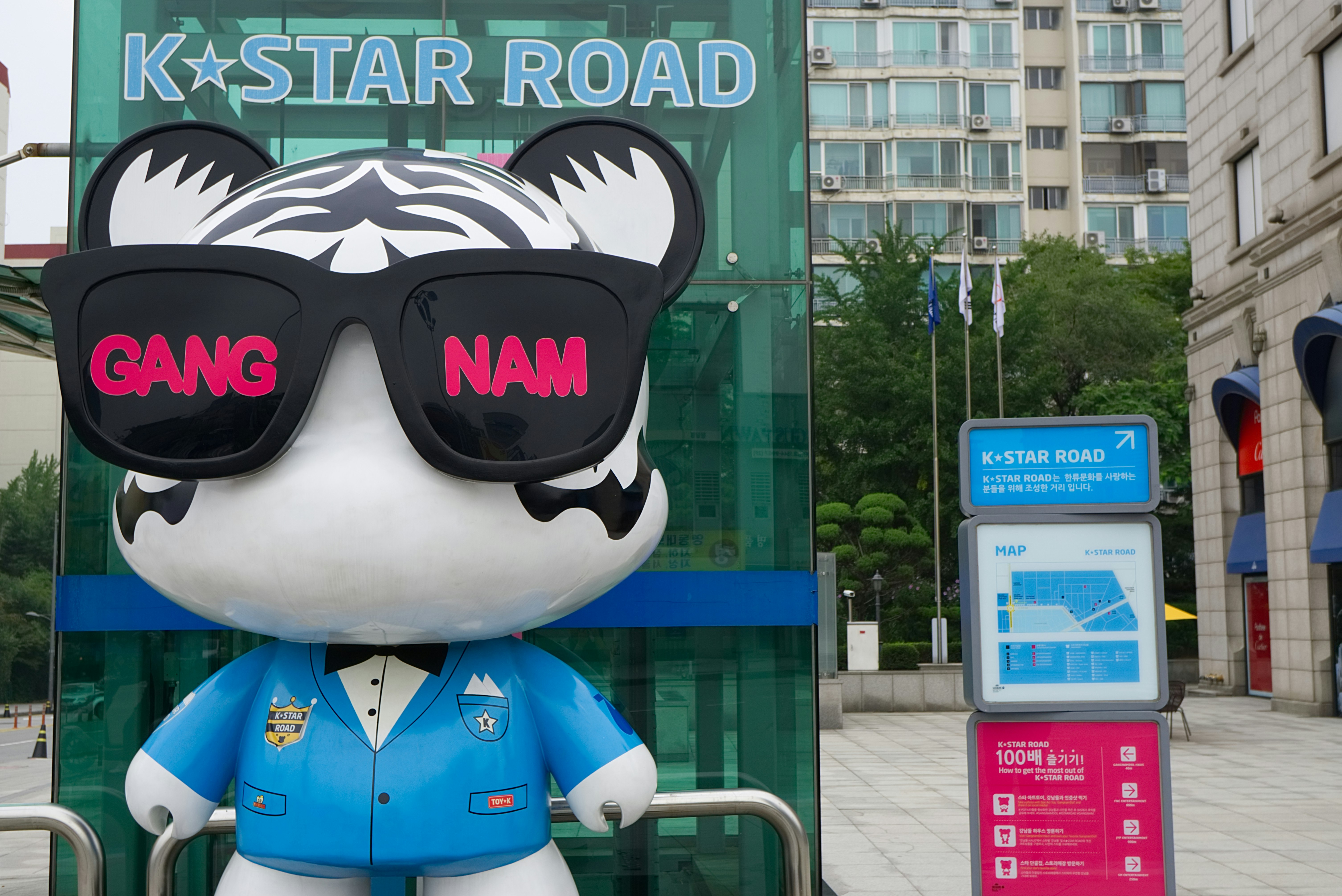 One of the K-Pop statues at the Gangnam K-Star ROAD.