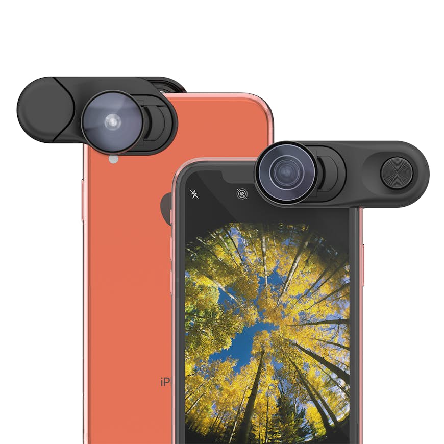 Ett litet, svart olloclip är fäst på en orange telefon.  En telefon med skärmen synlig är framför sig. 