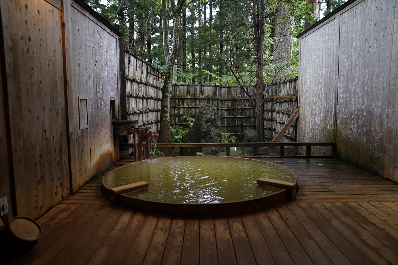 A circular onsen Shōhōen overlooking a garden