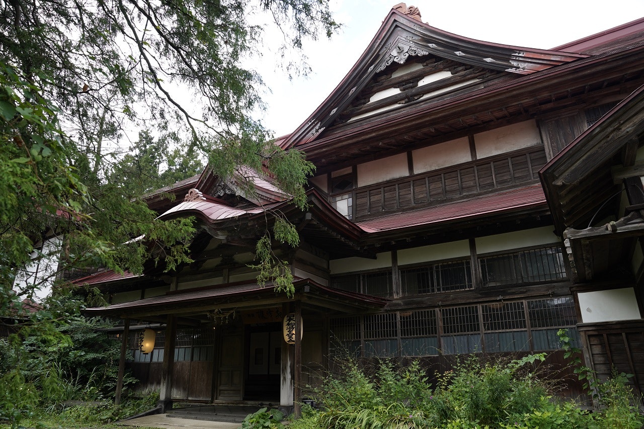 Träexteriören på onsent ryokan Shōhōen