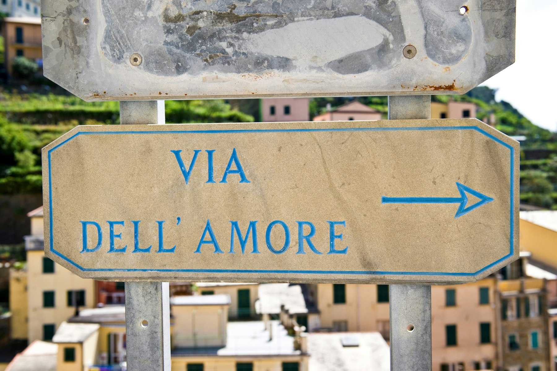 The picture of a sign indicating the way to follow to get to the Path of Love (in Italian "Via dell'Amore")
