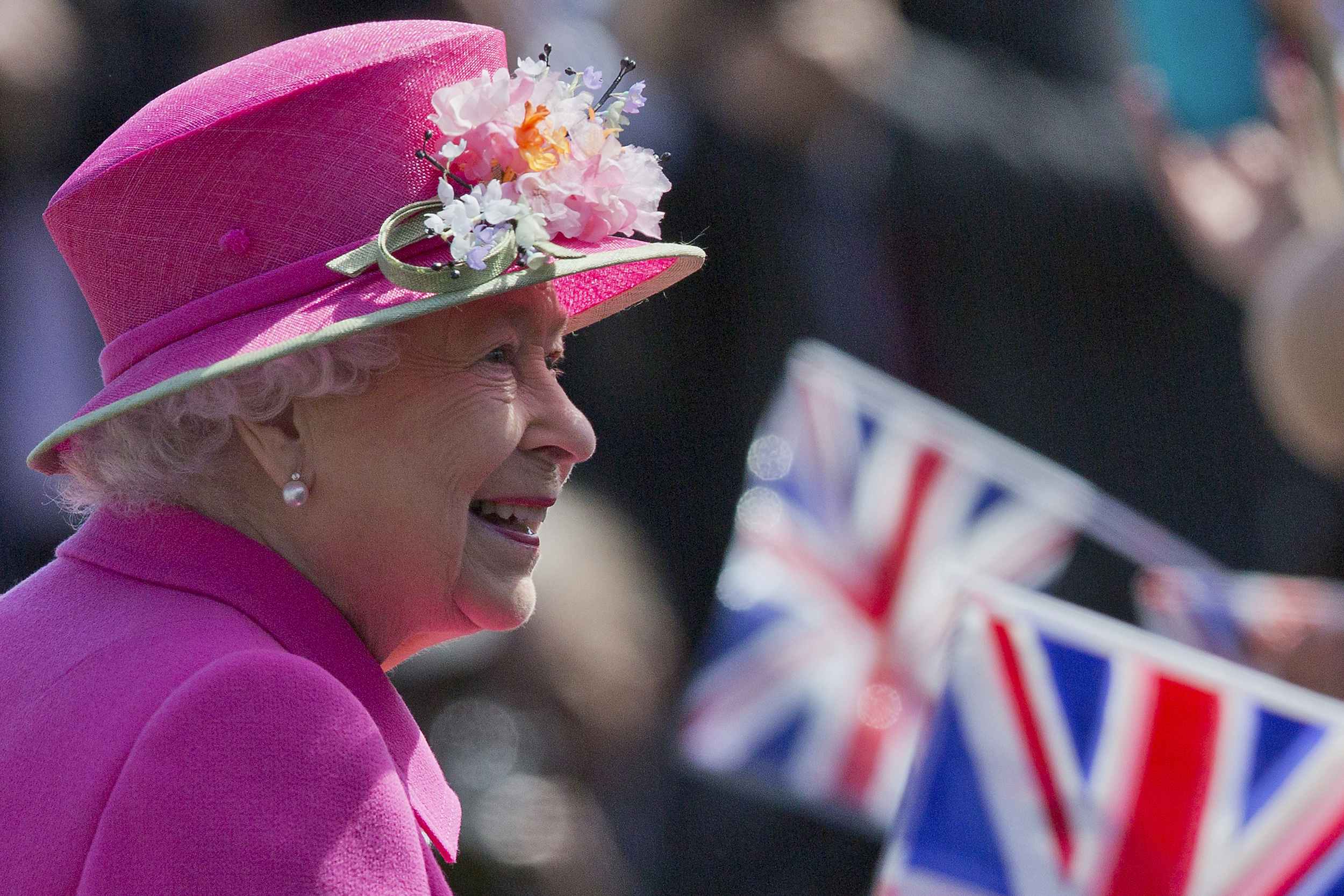 Queen moves to Windsor Castle early due to coronavirus outbreak