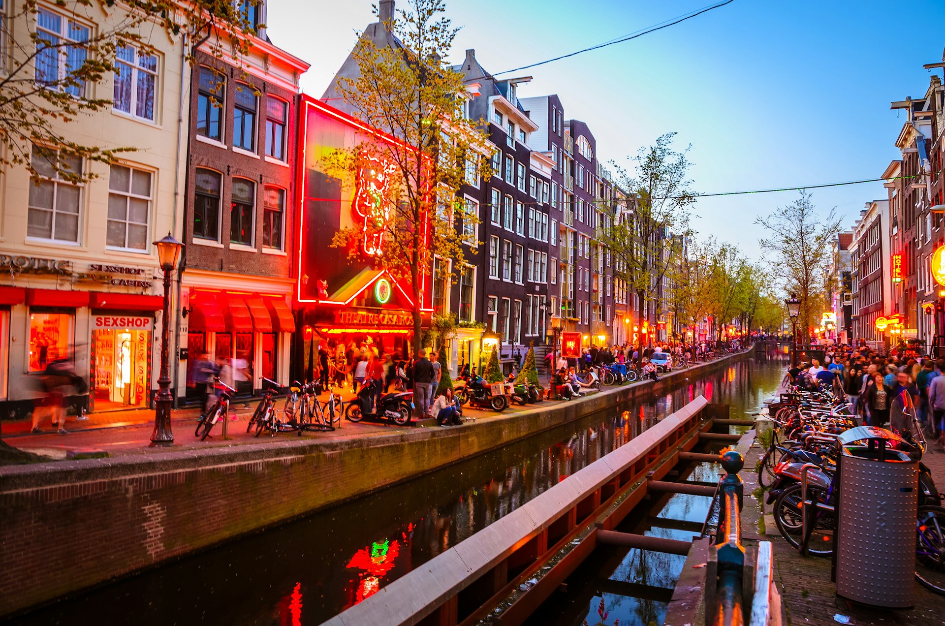 red-light-district-amsterdam-nightlife-shutterstockRF_604868411.jpg