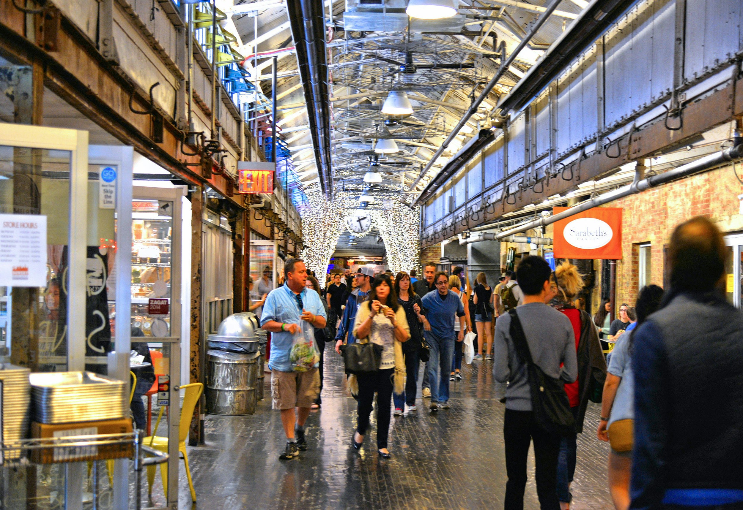 Besökare som shoppar på Chelsea Market urban food court