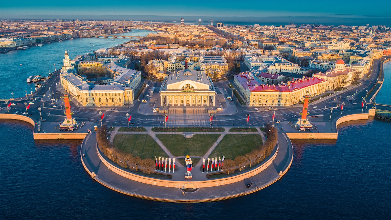 Vasilyevsky Island i St. Petersburg, med Neva-floden, en sommarvy över Petersburg, Exchange, Rastral-pelare, Nyfikenheternas kabinett och Palace Bridge.