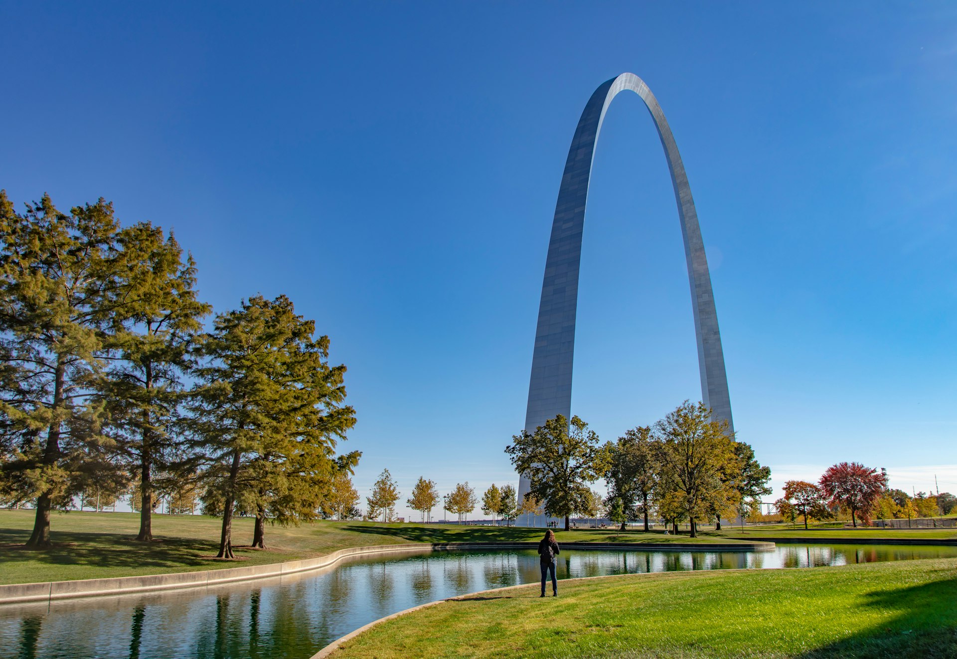The St Louis Gateway Arch seen from the green spaces of Gateway Arch National Park