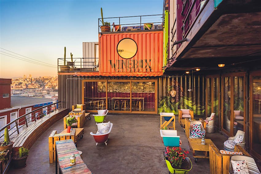 Hộp rượu, Valparaiso, Chile Sân hiên với chỗ ngồi xếp tầng đầy phong cách được tạo ra từ bồn tắm, thùng chứa lớn và bàn làm bằng gỗ pallet. Cấu trúc khách sạn Xung quanh được làm bằng các container vận chuyển chuyển đổi
