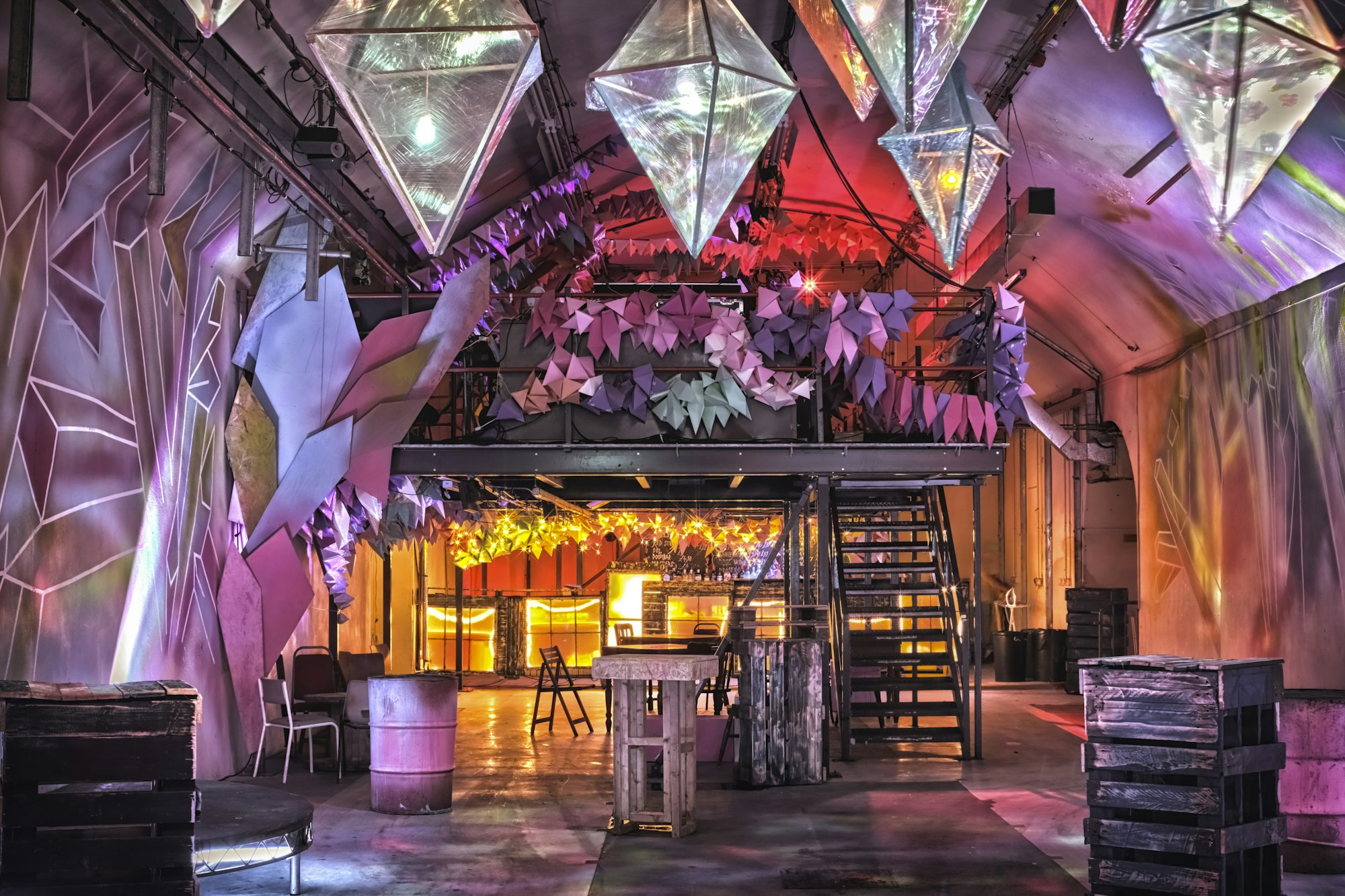 Lila och rosa belysning framhäver den industriella stilen inuti The Vaults i London.