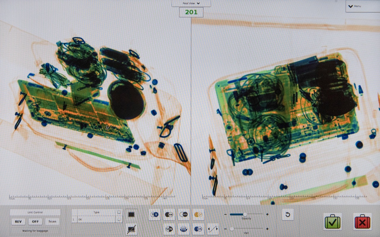  A laptop and other electronic parts are displayed three-dimensionally on the screen of a Smiths Detection baggage scanner.