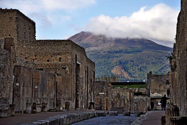 Pompeii's via di Mercurio with Mount Vesuvius.
