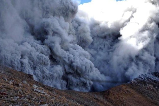 Hot ash may have been responsible for bringing down 80 planes in the period before the 2010 Icelandic  eruptions which caused international flying chaos