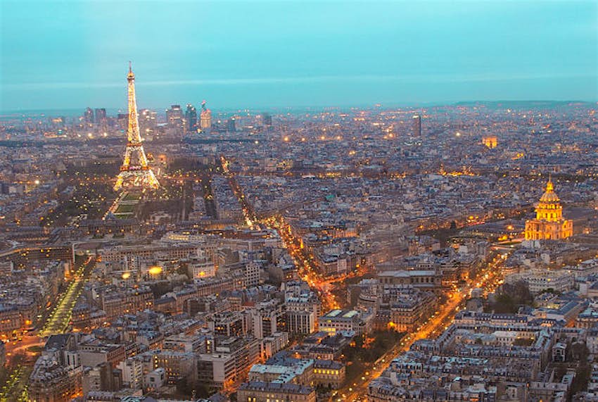 Travel News - Paris Chef's gather in Paris to call an end to violence in kitchens.