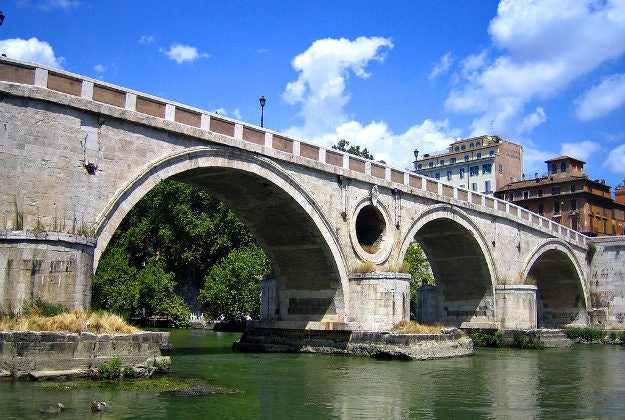 Rome's Ponte Sisto bridge stars in the new James Bond movie.