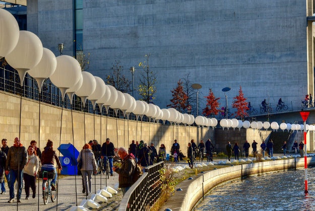 Gespierd Sluipmoordenaar output Commemorative Berlin balloon delivers postcard to Riga - Lonely Planet