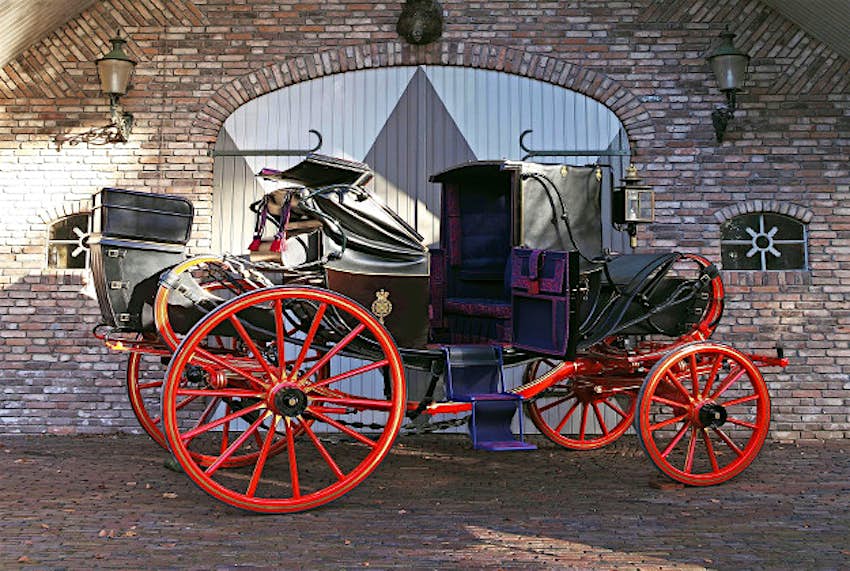 Travel News - Carriagec1 English pattern iron shod red wheels with gold leaf lining