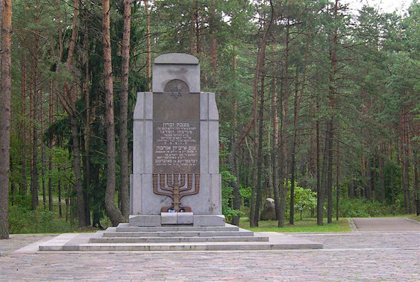 Travel News - monument The monument to the Jewish victims of Paneriai