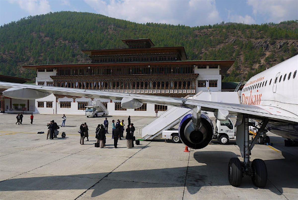 Аэропорт бутана. Аэропорт паро. Бутан аэропорт. Тхимпху аэропорт. Paro аэропорт в бутане.