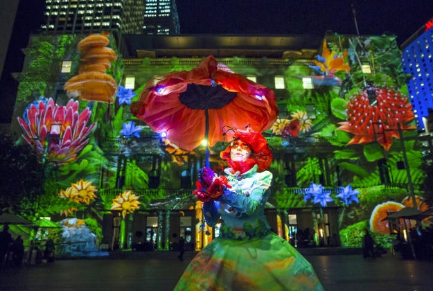Customs House and street performer. Image courtesy of Destination NSW