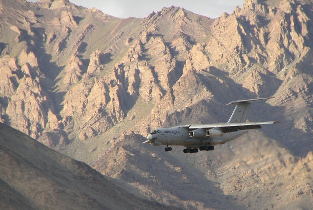 Flying into Leh.