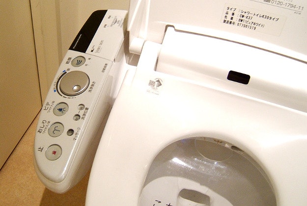 Kyoto introduces signs to help foreigners get to grips with toilet etiquette.
