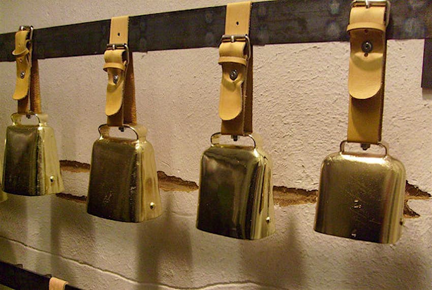 Travel News - Cowbells Thomas Kohler Bulldog fans break world cowbell record.
