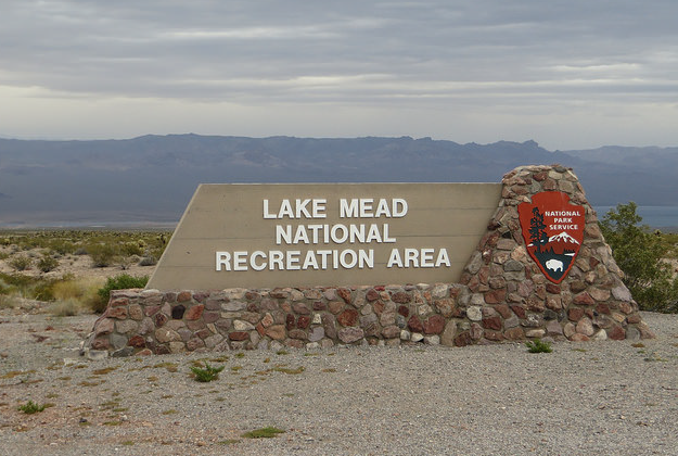 Lake Mead shuts to hikers as temperature soars.