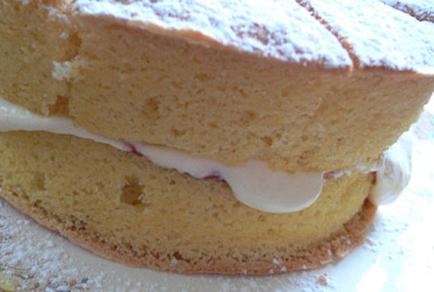 Italy bakes world's largest sponge cake.