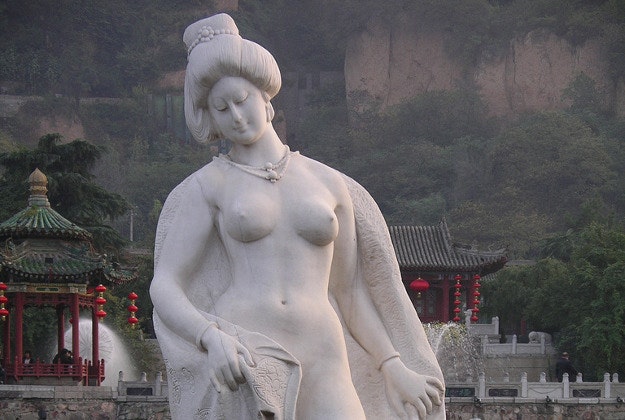 The statue of Yang Guifei at the Huaqing hot springs.