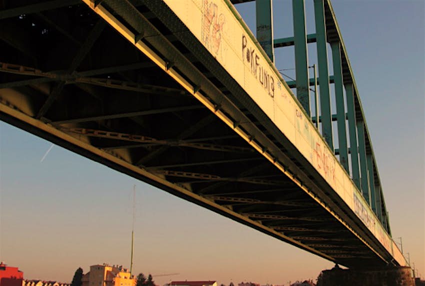 Travel News - Zeljeznicki most The željeznički – zeleni most bridge.