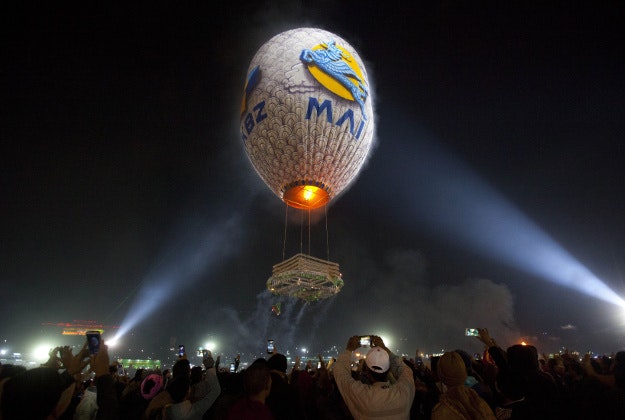 Contestants launch hot-air balloon during annual Tazaungdine Festival Wednesday, Nov 25, 2015, in Taunggyi, southern Shan State, Myanmar. Local and foreign tourists taking part in Tazaungdine hot air balloon festival, one of the tourist attractions of Myanmar. Balloons made of bamboo and traditional papers are released day and night during the annual six-day festival. 