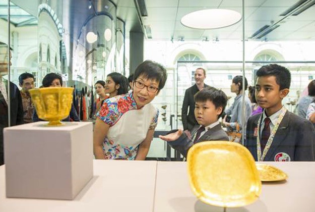 Primary 5 students from Greenwood Primary School sharing about the Tang Shipwreck collection with Ms Grace Fu, Minister for Culture, Community and Youth, at the new Khoo Teck Puat Gallery in Asian Civilisations Museum in Singapore. 