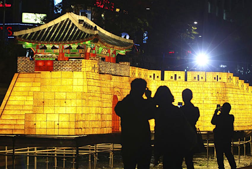 Travel News - photo3 Visitors watch and take photos of a lantern on the eve of Seoul Lantern Festival, which will be held from November 6 to 22, along Cheonggye stream in Seoul, South Korea.