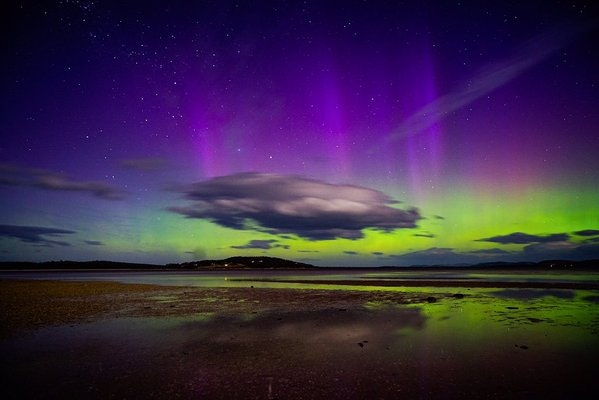 Aurorora australis over Hobart, Tasmania. Image  from the Tewitter page of Theresa Ockenden @lifecathme