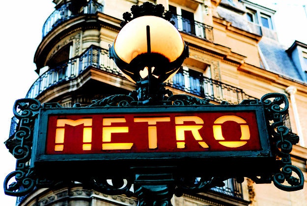 A Paris metro map shows how long it takes to walk between stops. 