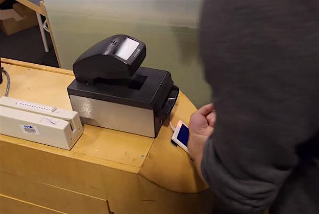 Travel News - chip Andreas Sjöström conducted an experiment to board a plane with a chip implanted under his skin.