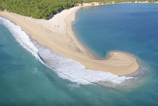 Zlatni Rat forced into a curve by strong winds. Image by Screengrab via YouTube