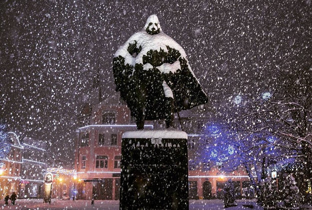 A statue in Poland - of a 17th century nobleman named Jakub Wehjer - started looking like Darth Vader after a snow day in Wejherowo, Poland. The photo, posted on Instagram by the town's local newspaper, has gone viral. 