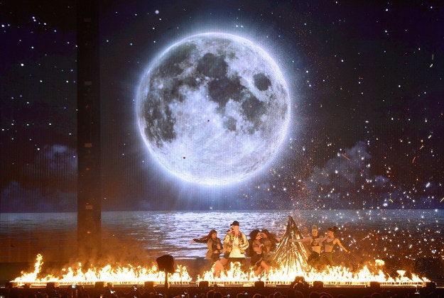 Justin Bieber performs on stage during the 2016 Brit Awards at the O2 Arena, London.PRESS ASSOCIATION Photo. Picture date: Wednesday February 24, 2016.
